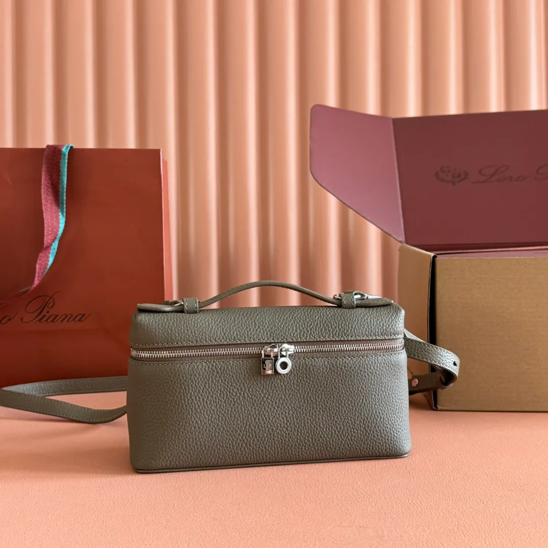 p1160💋💋💋【Original leather configuration counter complete set of packaging】 𝐋𝐨𝐫𝐨 𝐏𝐢𝐚𝐧@ Extra pocket L19 series handbag/crossbody bag, all steel, the most comfortable life is the undefined life, just like loro The material design of pian@ does not require complicated design styles. The simple and soft outline is elegant and durable, like an exquisite cosmetic case, which perfectly balances appearance and functionality. The leather is delicate and feels as soft as butter. The small bag has a large capacity. It is not only portable with a thin shoulder strap, but can also be worn cross-body. Sisters who have a special liking for minimalist style can buy it. It is simple and versatile. The simpler, the more different. Stars and Instagram celebrities are all planting it. There are two sizes of 19 cm and 27 cm. One is exquisite and casual, and the other is elegant and grand. Size: Small: length 19×width 7×height 12cm (